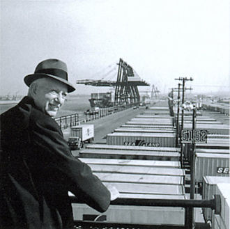 Malcolm_McLean_at_railing_Port_Newark_1957_7312751706 A história do container